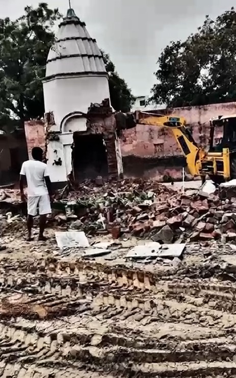 JCB рджреНрд╡рд╛рд░рд╛ рдордВрджрд┐рд░ рддреЛрдбрд╝рдиреЗ рдХреА рдкреНрд░рдХреНрд░рд┐рдпрд╛